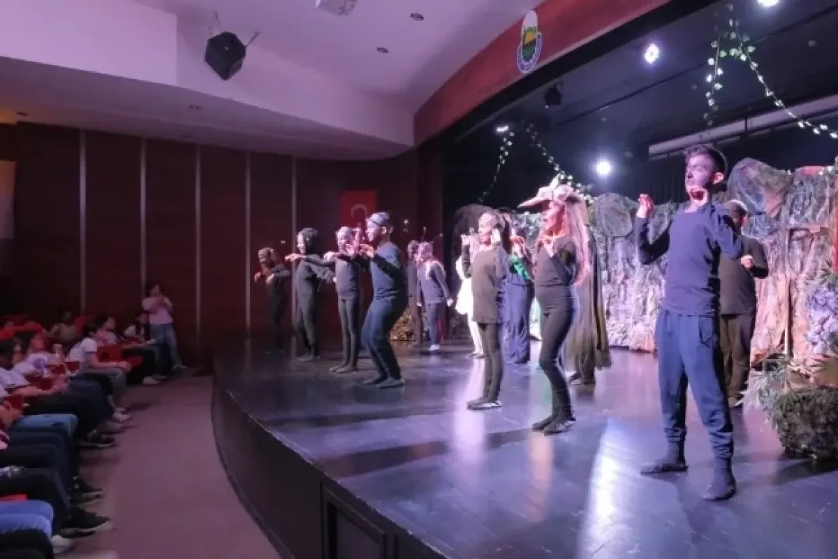 İnegöl Belediyesi’nin Drama Kursu Öğrencileri Sahnede Parladı