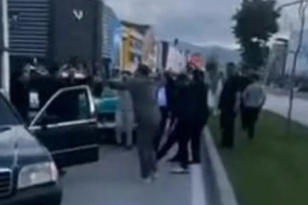 Birden yolun ortasında durup halay çektiler!