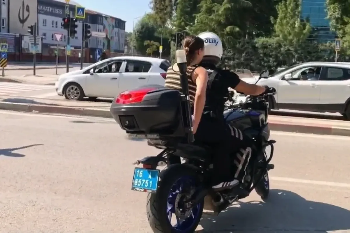 İnegöl'de kimliğini evde unutan öğrenciyi polis sınava yetiştirdi