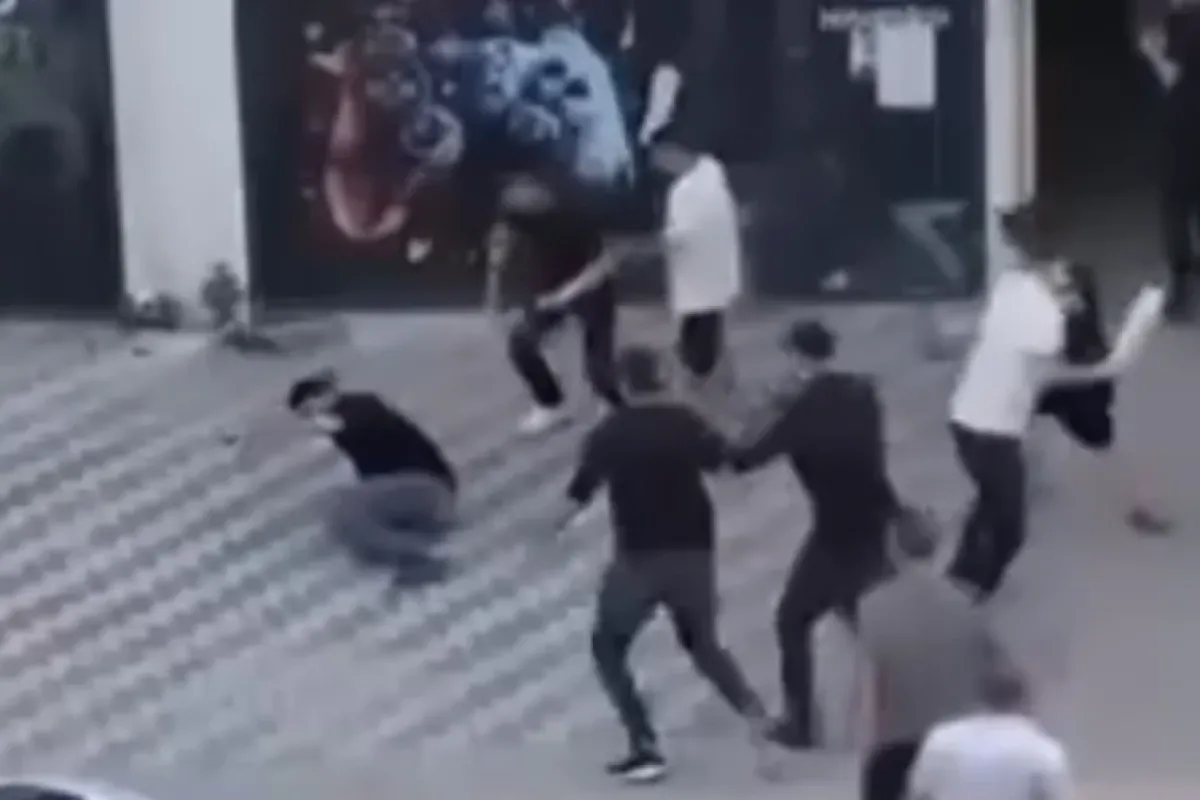 Sokak ringe döndü, yumruklar havada uçuştu!