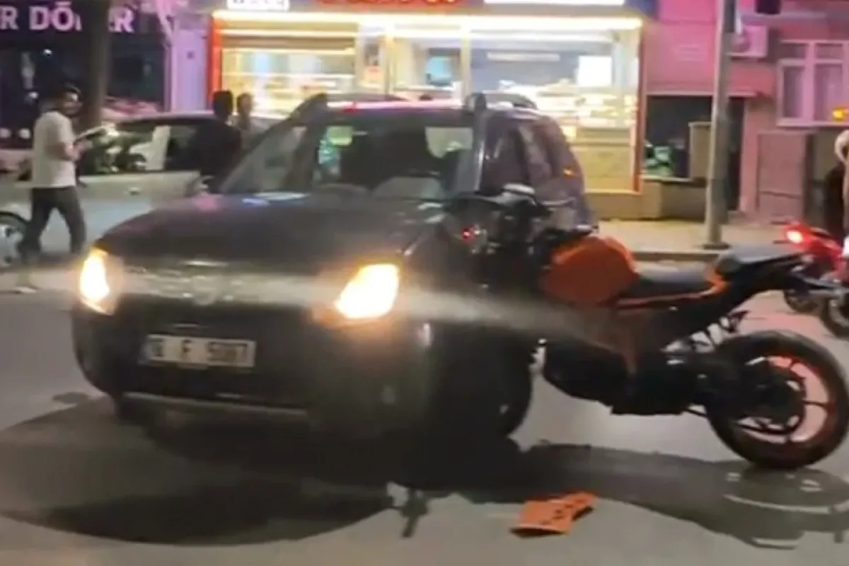 İnegöl'de motosiklet araca saplandı!