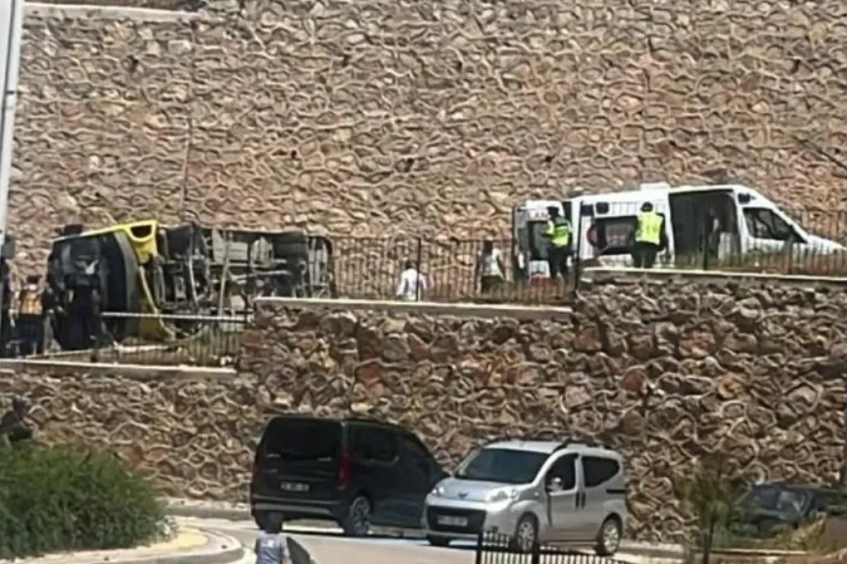 Özel halk otobüsü devrildi