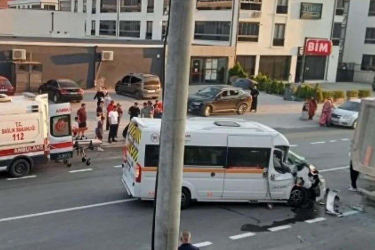 İnegöl'de minibüs kamyona arkadan çarptı