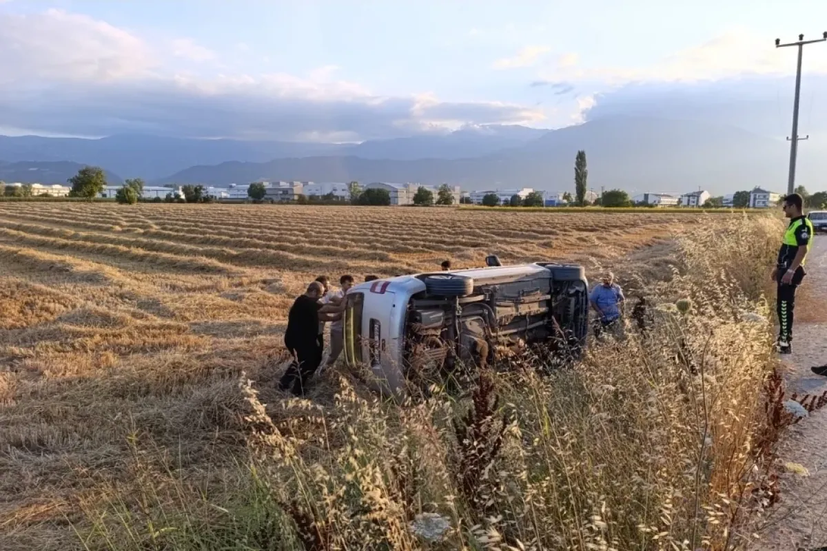 İnegöl'de kontrolden çıkan hafif ticari araç tarlaya uçtu!