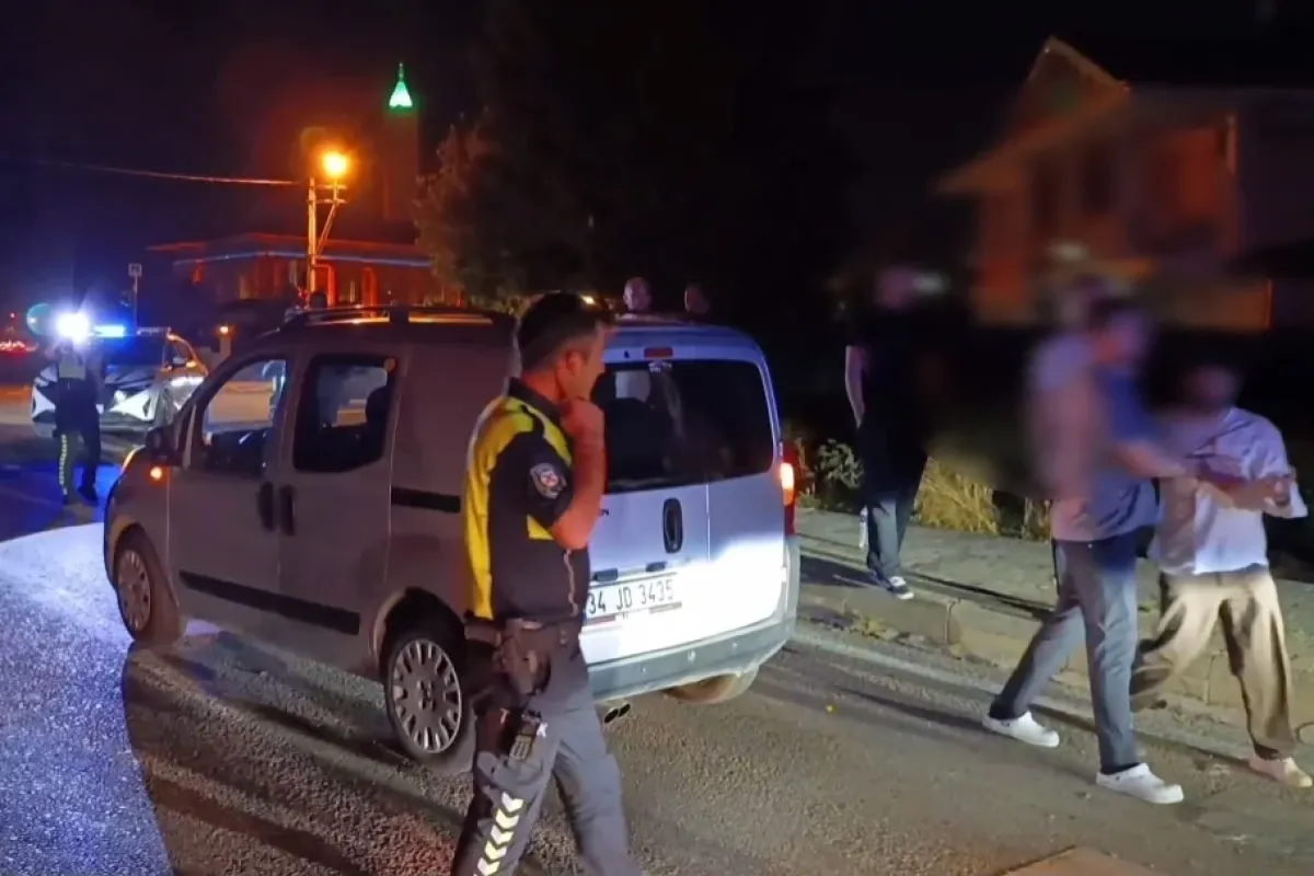 Hafif ticari araç kaldırıma çarptı!