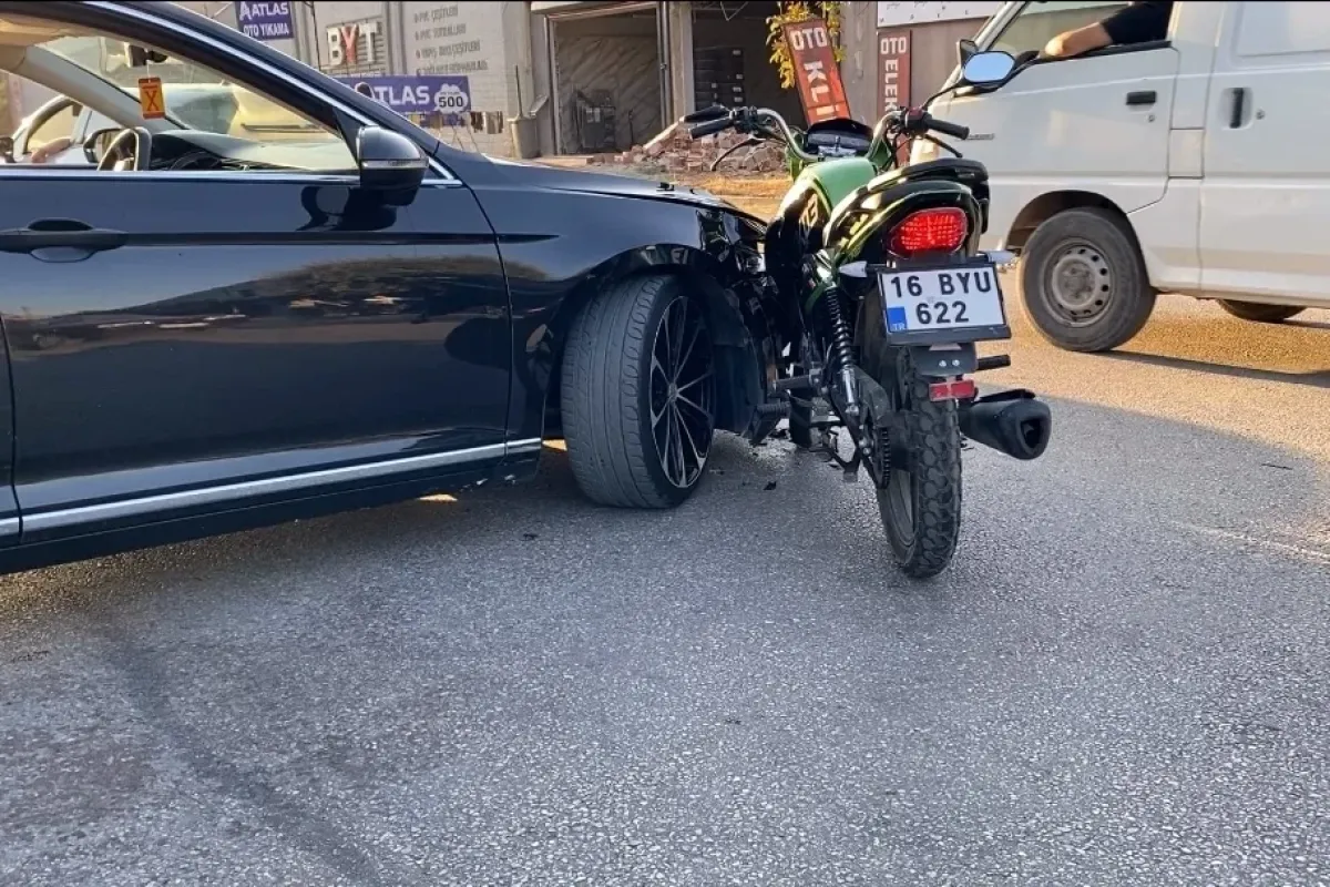 Otomobille Çarpışan Motosikletli Genç Hastaneye Kaldırıldı