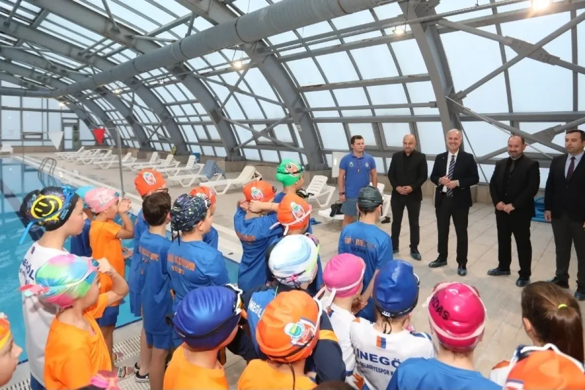 Başkan Taban İnegöl Belediyespor’un Yüzme Sporcularıyla Buluştu