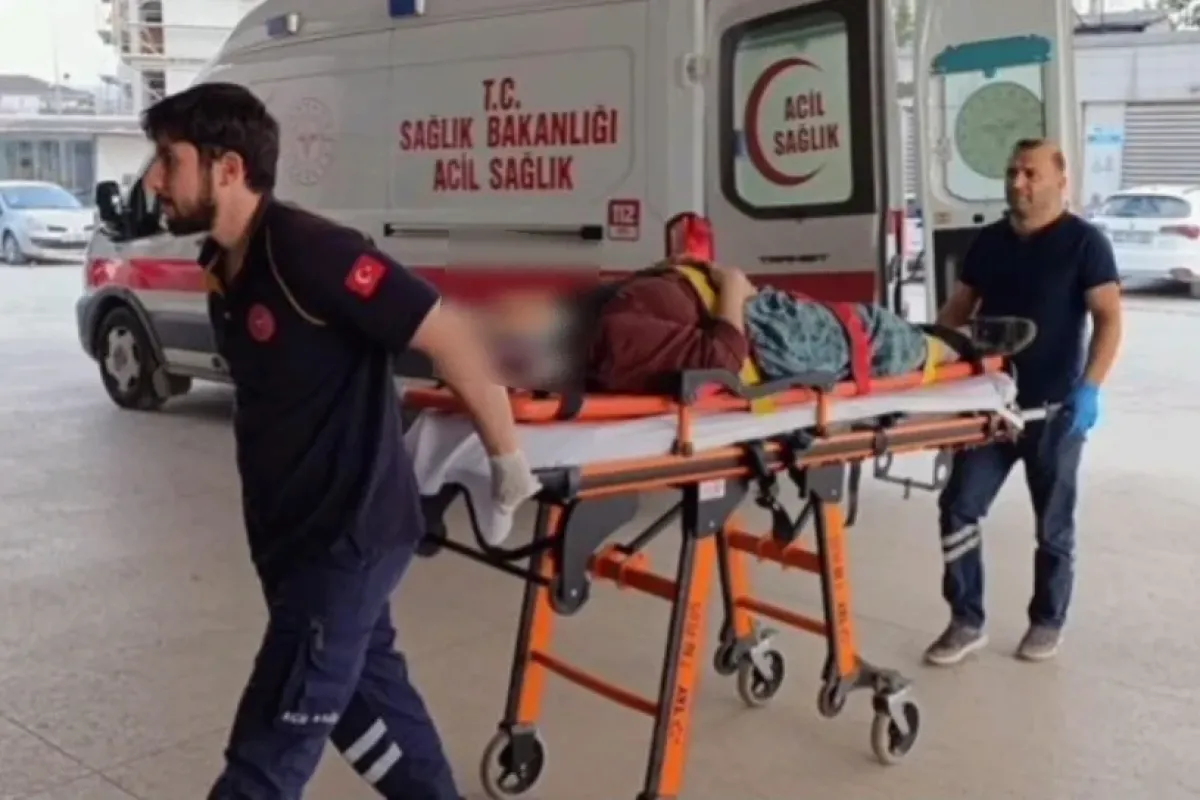 Çöp kamyonunun çarpıştığı elektrikli bisiklet sürücüsü ağır yaralandı