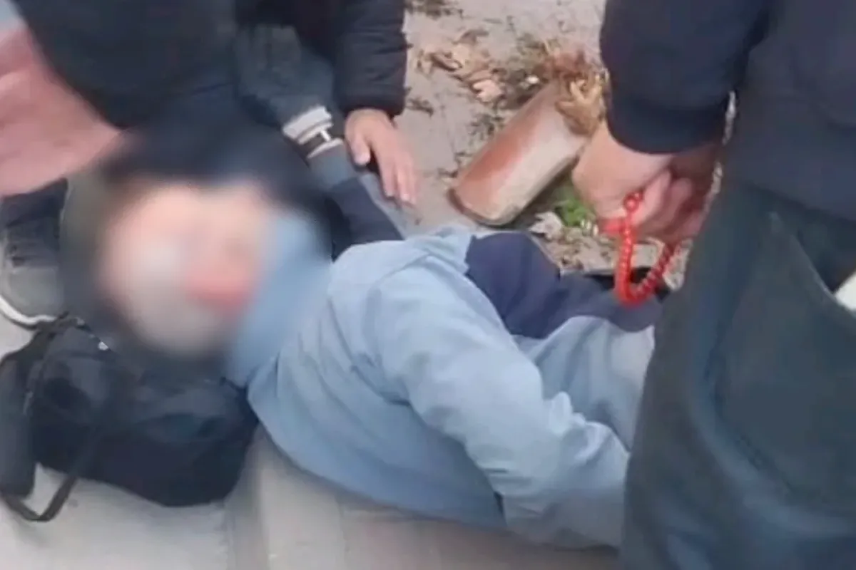 İnegöl'de tamir için çıktığı çatıdan ...