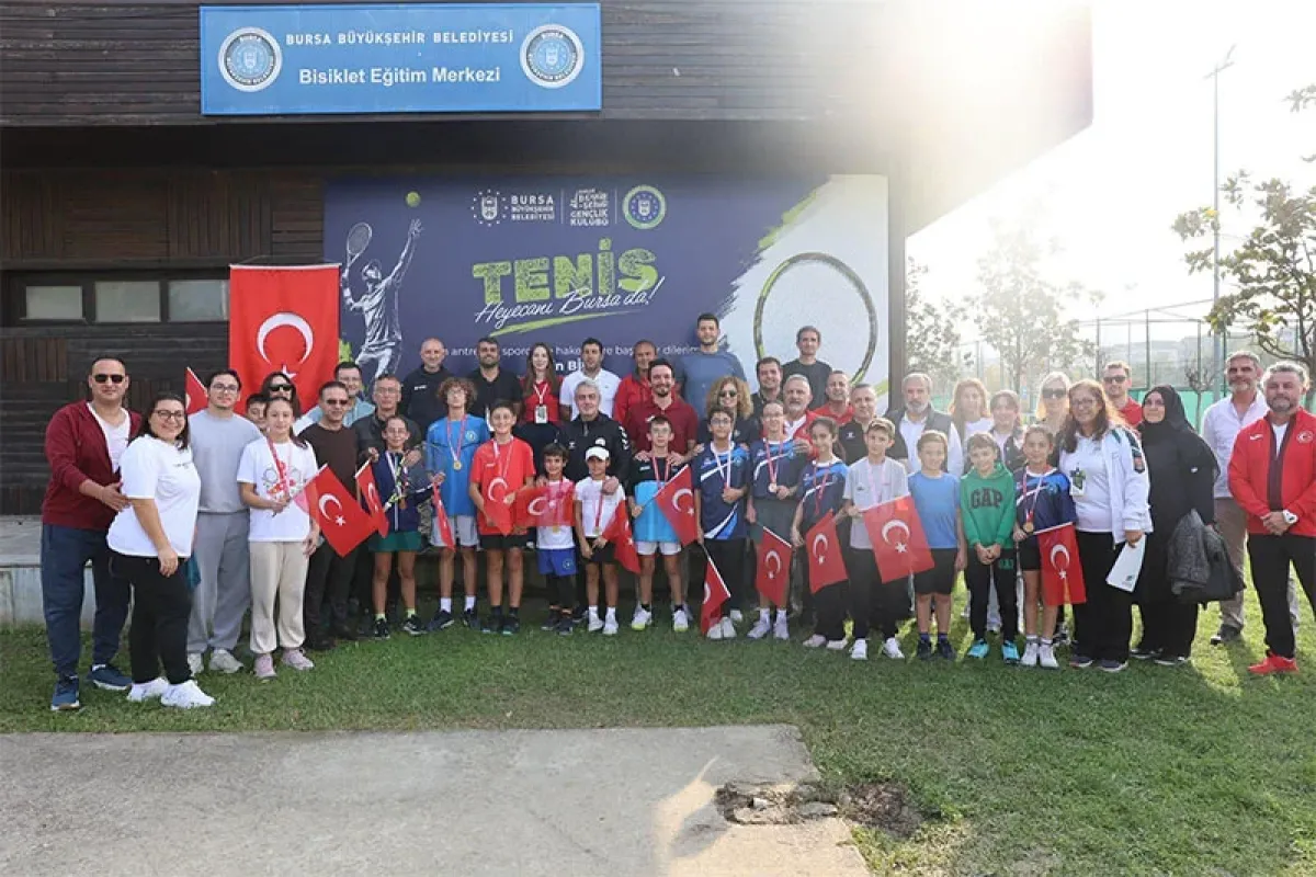 Cumhuriyet coşkusu tenis kortlarına taşındı
