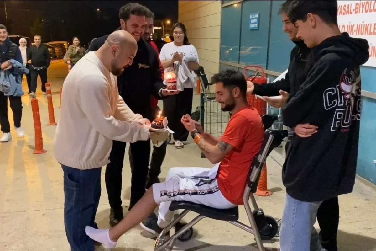 ​İnegöl’de kaza geçiren genç sürücüye hastanede doğum günü sürprizi