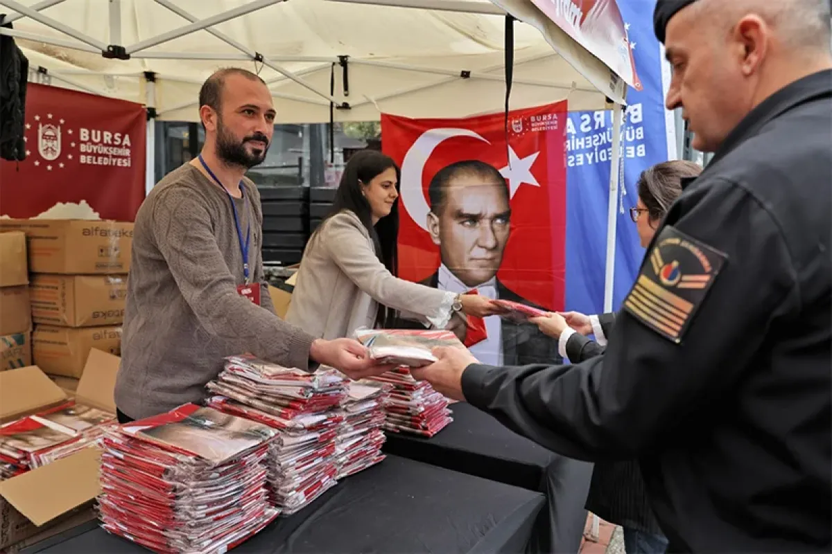 Büyükşehir'den Cumhuriyet Bayramı'na özel Türk bayraklı Atatürk posteri