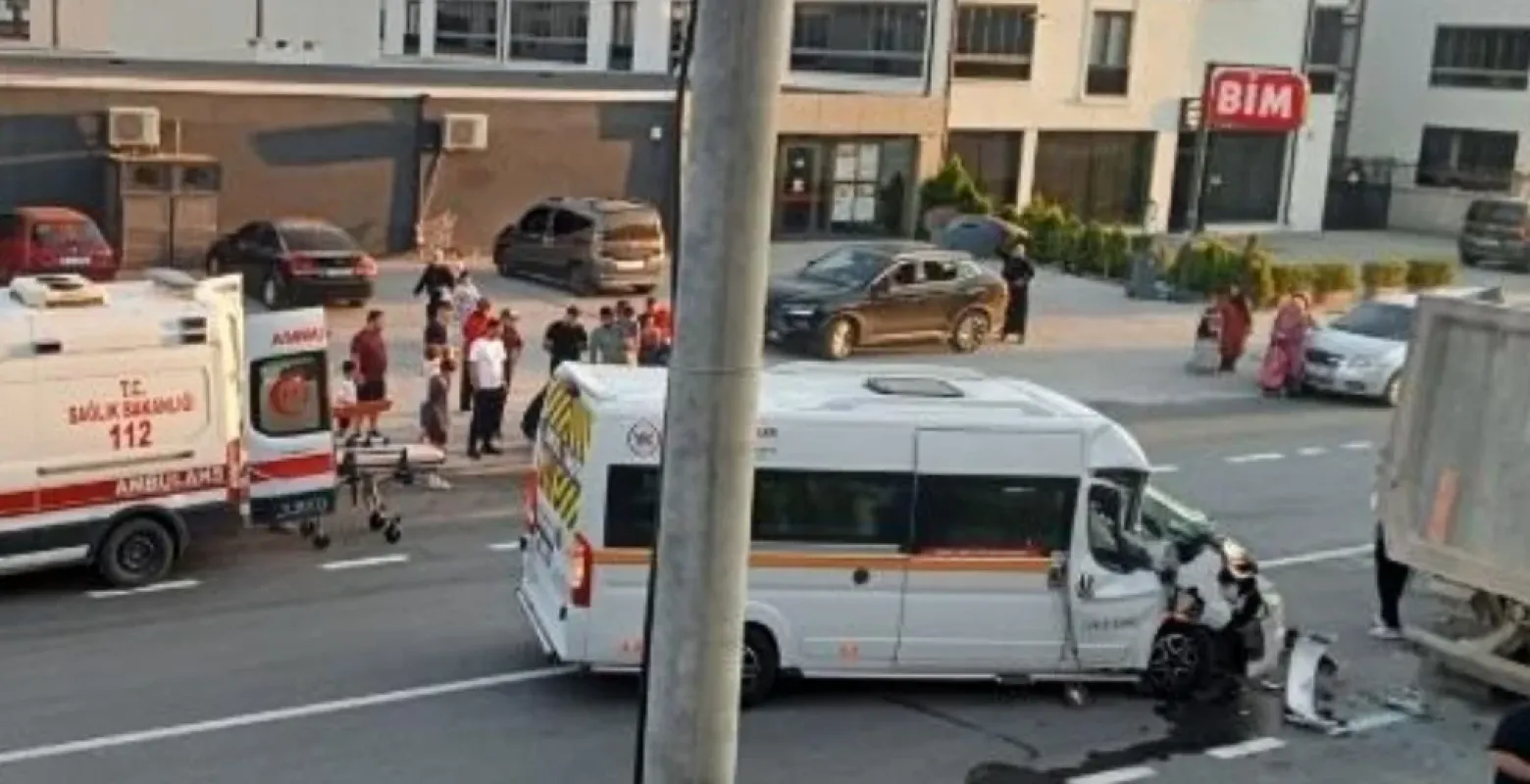 İnegöl'de minibüs kamyona arkadan çarptı