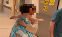 Üzerine kaynar çay döküldü