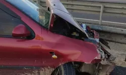 Kontrolden çıkan otomobil bariyerlere çarptı!