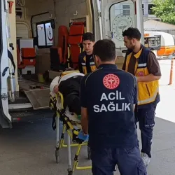 Otomobille çarpışan motosikletli kurye yaralandı