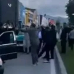 Birden yolun ortasında durup halay çektiler!