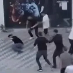 Sokak ringe döndü, yumruklar havada uçuştu!