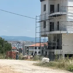 İnegöl'de yüksekten düşen usta yaralandı