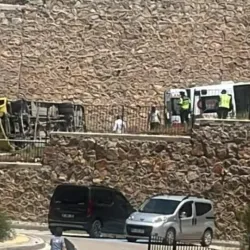 Özel halk otobüsü devrildi