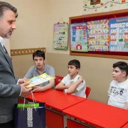 Başkan Vekili Biba, öğrencilerin karne heyecanına ortak oldu