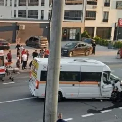 İnegöl'de minibüs kamyona arkadan çarptı