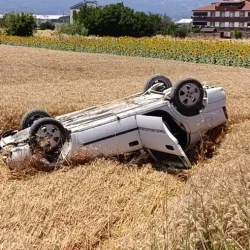 İnegöl'de otomobil tarlaya uctu!