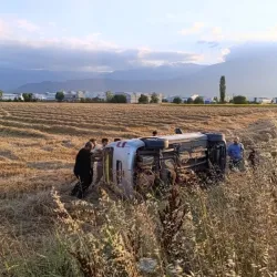 İnegöl'de kontrolden çıkan hafif ticari araç tarlaya uçtu!