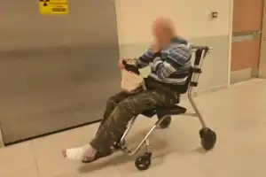 Odun kesmek isterken, ayağını kesti!