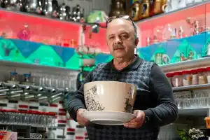 İnegöl'de bu kahveye gelenler şakayla karşılanıyor