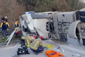 İnegöl'de beton mikseri devrildi