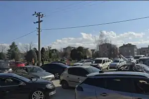 İnegöl'de Alışveriş Çilesi: Yetersiz Otopark Trafiği Kilitledi
