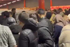 İndirim için birbirlerini ezdiler!