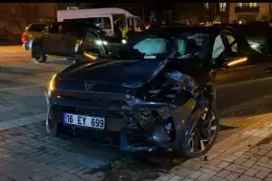 İnegöl'de servis minibüsü ile otomobil çarpıştı