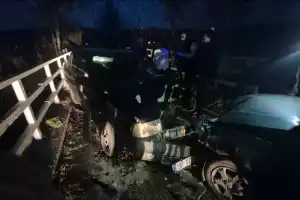 İnegöl'de otomobiller kafa kafaya çarpıştı