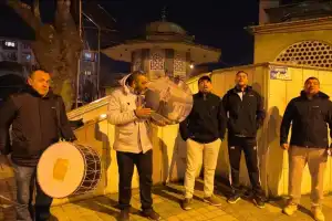 İnegöl’de İlahi Ekibi Vatandaşları Sahura İlahiyle Kaldırıyor