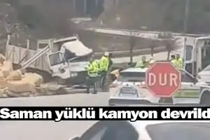 Saman yüklü kamyon devrildi