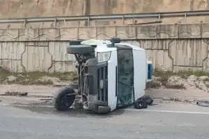 Kontrolden çıkan minibüs takla attı!