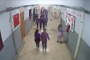 Minik yüreklerden bayrağa büyük saygı