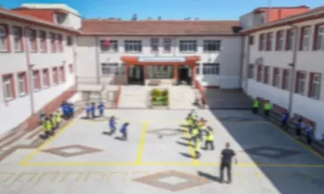 Okul önlerinde en az 2 polis nöbet tutacak