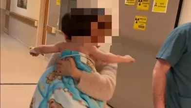 Üzerine kaynar çay döküldü