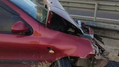 Kontrolden çıkan otomobil bariyerlere çarptı!