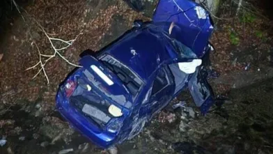 Şarampole yuvarlanan araçta can pazarı!