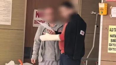 Elini makineye kaptırdı!