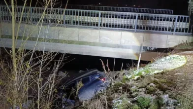 İnegöl'de otomobil dereye uçtu!