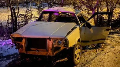 Otomobil tarlaya uçtu!