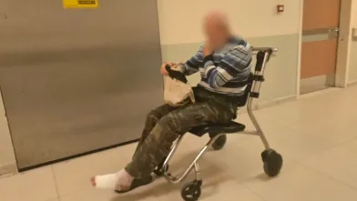 Odun kesmek isterken, ayağını kesti!