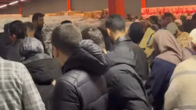 İndirim için birbirlerini ezdiler!