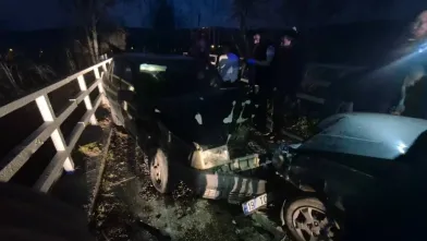 İnegöl'de otomobiller kafa kafaya çarpıştı