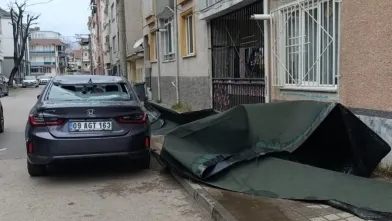 Park halindeki otomobilin üzerine ...